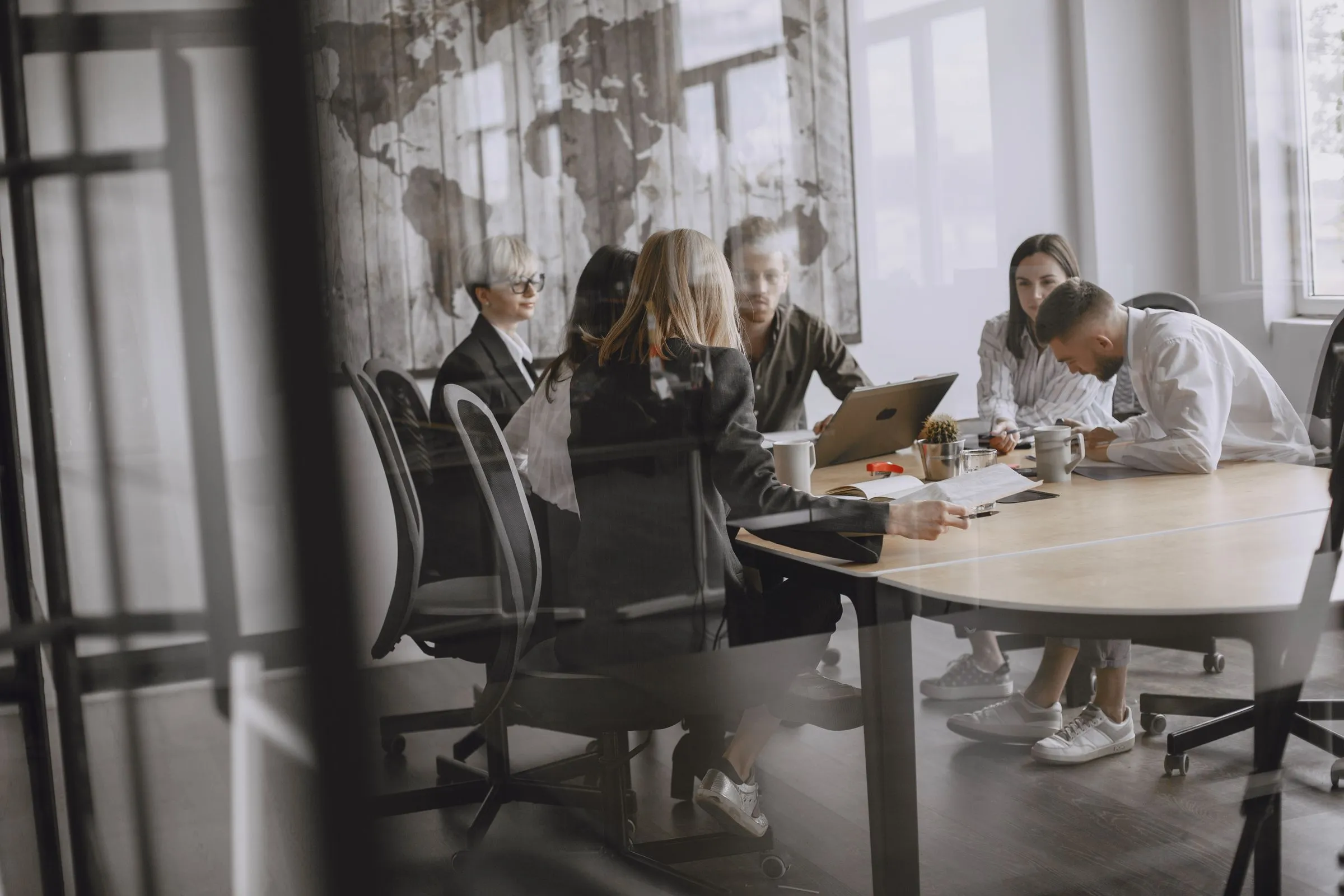Un equipo reunido alrededor de una mesa de trabajo