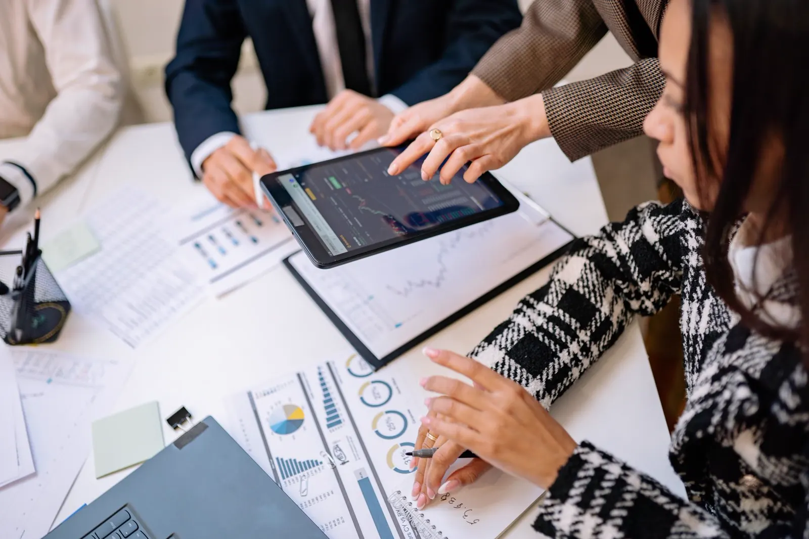 Un equipo revisa gráficos de resultados en una tablet