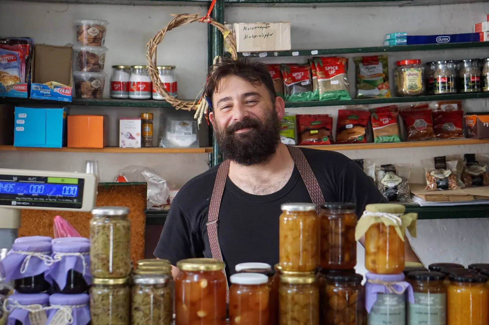 El dueño de una tienda sonríe detrás del mostrador